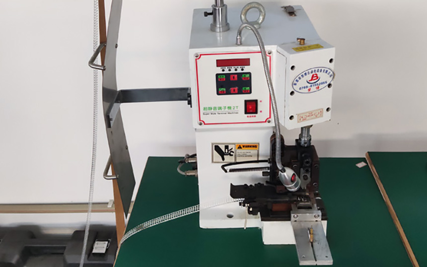 Titanium wire semi-automatic riveting machine